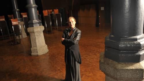 Die Säulen im Fürther Kulturforum werden definitiv nicht aufgefordert zum Tanzen, alle anderen schon: Montagabend startet Jutta Czurda ihr Projekt, das durch Bewegung Begegnung ermöglichen will. Die Säulen im Fürther Kulturforum werden definitiv nicht aufgefordert zum Tanzen, alle anderen schon: Montagabend startet Jutta Czurda ihr Projekt, das durch Bewegung Begegnung ermöglichen will.