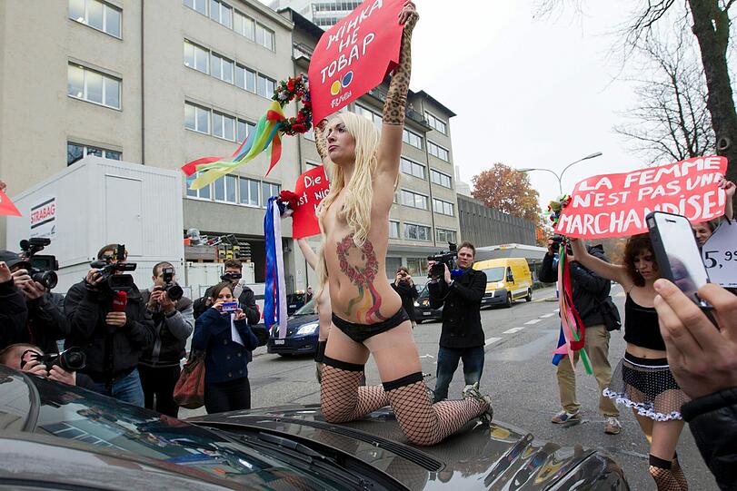 Nacktprotest: Mit blanker Brust zieht die Frauen-Aktionsgruppe FEMEN wieder in den Kampf gegen Prostitution - und setzt dabei die Waffen der Frauen ein. Die Bilder aus Zürich