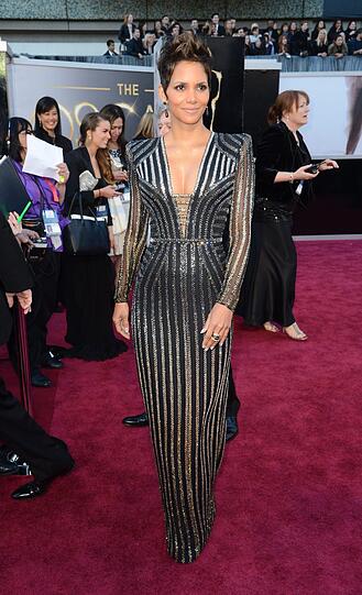 Halle Barry gehört zu den schönsten Frauen Hollywoods. Ihr Kleid erinnert jedoch an einen Anzug aus der Raumfahrt.