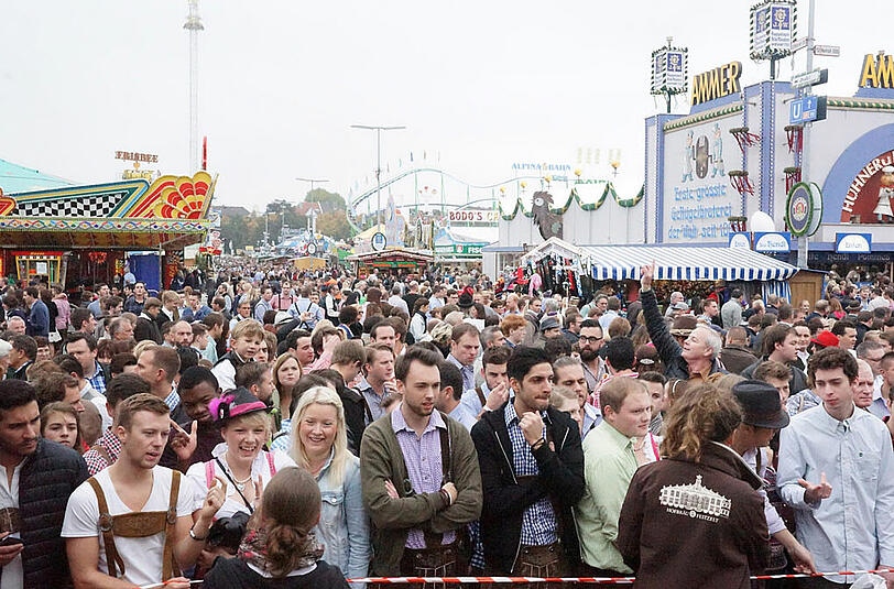Alles drängt auf die Wiesn und in die Zelte. Die Bilder vom großen Ansturm aufs Oktoberfest am Freitag.
