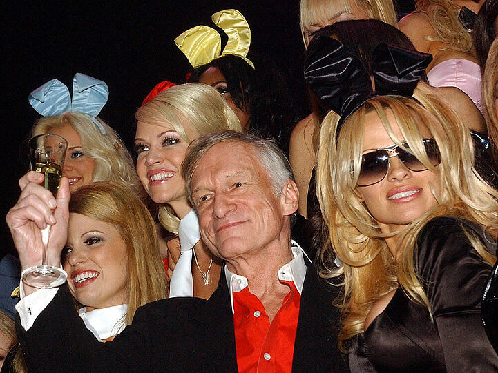 Gründer und Chefredakteur des US-amerikanischen Männermagazins "Playboy" mit dem seinem Super-Bunny Pamela Anderson (r.)