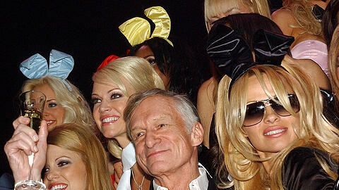 Gründer und Chefredakteur des US-amerikanischen Männermagazins "Playboy" mit dem seinem Super-Bunny Pamela Anderson (r.)