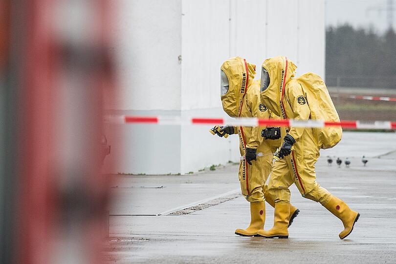 Bei Bayern-Ei in Aiterhofen ist hochätzende Ameisensäure ausgelaufen. Die Bilder vom Großeinsatz.