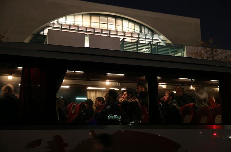 Der Bus mit den Flüchtlingen ist vor dem Kanzleramt angekommen.