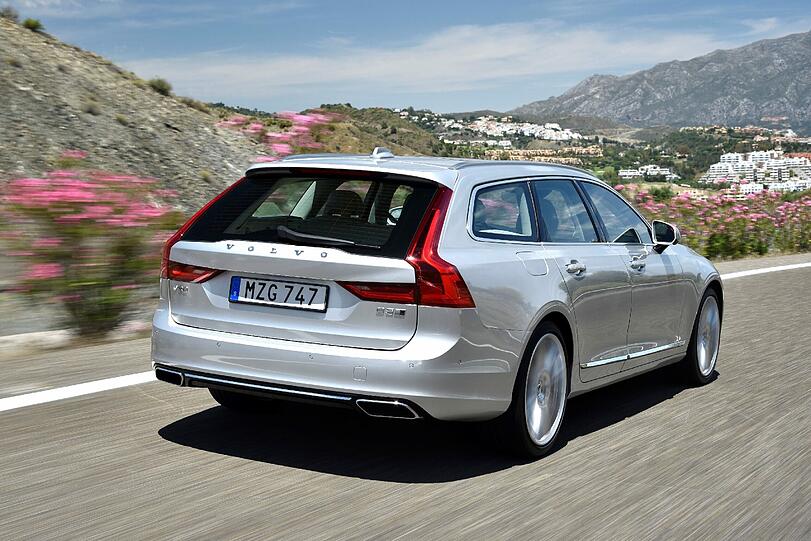 Auch der Abgang ist gelungen. In den Kofferraum des Volvo V90 passt ordentlich was rein.