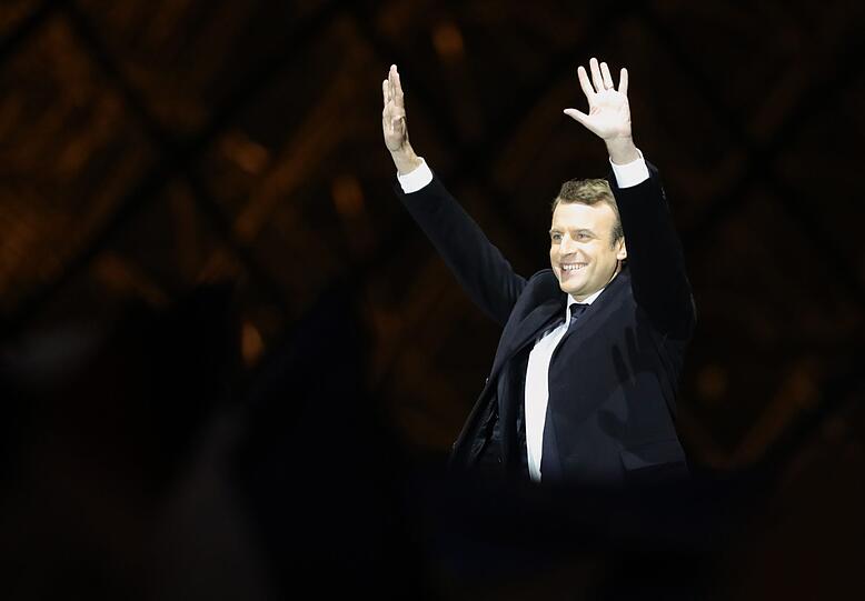 07.05.2017: Am Ende stellt sich die Mehrheit der Franzosen gegen Rechts: Der sozialliberale Kandidat Emmanuel Macron gewinnt die Präsidentenwahl in der Stichwahl und winkt seinen Anhängern am Louvre in Paris zu.