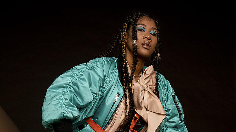 Rose May Alaba bedankt sich in ihrer Single "Oshey" bei ihrer Familie und ihren Freunden