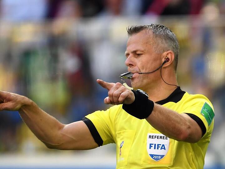 Schiedsrichter Björn Kuipers aus den Niederlanden bei der WM 2018. Foto: Federico Gambarini/dpa/Archivbild