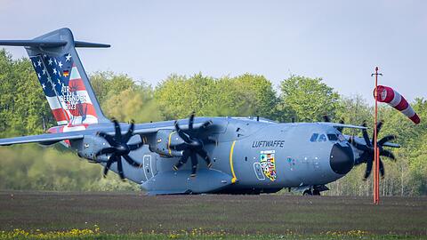 Der Transportflieger A400M der Bundeswehr steht auf dem Gelände des Taktischen Luftwaffengeschwaders 73 "Steinhoff".