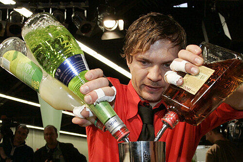 Er ist jetzt Weltrekordler der Bar-Keeper: Matthias Knorr (34) aus München. Auf der Nürnberger Gastronomie-Messe Hoga mixte er 389 Cocktails in nur einer Stunde.