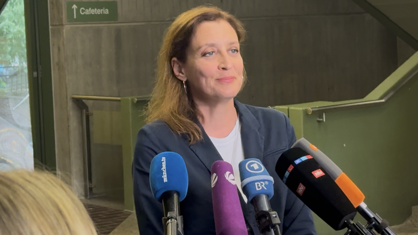 Anne Leiding, Sprecherin der Staatsanwaltschaft München I, spricht mit der Presse über die Causa Alfons Schuhbeck. Anne Leiding, Sprecherin der Staatsanwaltschaft München I, spricht mit der Presse über die Causa Alfons Schuhbeck.
