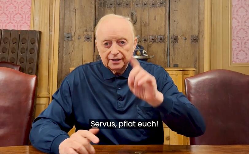 Sensation bei der Premiere des neuen Münchner Spiegelzelts "Hullis": Star-Koch Alfons Schuhbeck wird per Video zugeschaltet – zum ersten Mal seit seiner Gerichtsverhandlung äußert sich der 76-Jährige öffentlich. Sensation bei der Premiere des neuen Münchner Spiegelzelts "Hullis": Star-Koch Alfons Schuhbeck wird per Video zugeschaltet – zum ersten Mal seit seiner Gerichtsverhandlung äußert sich der 76-Jährige öffentlich.