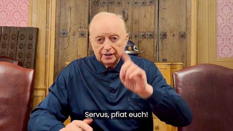 Sensation bei der Premiere des neuen Münchner Spiegelzelts "Hullis": Star-Koch Alfons Schuhbeck wird per Video zugeschaltet – zum ersten Mal seit seiner Gerichtsverhandlung äußert sich der 76-Jährige öffentlich. Sensation bei der Premiere des neuen Münchner Spiegelzelts "Hullis": Star-Koch Alfons Schuhbeck wird per Video zugeschaltet – zum ersten Mal seit seiner Gerichtsverhandlung äußert sich der 76-Jährige öffentlich.