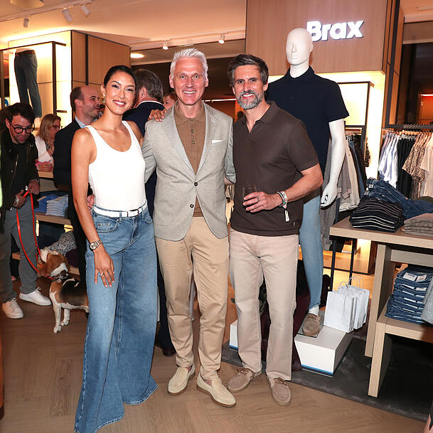 Brax-Gesch&auml;ftsf&uuml;hrer Marc Freyberg (M.) mit den beiden Ehreng&auml;sten Rebecca Mir und Tom Beck