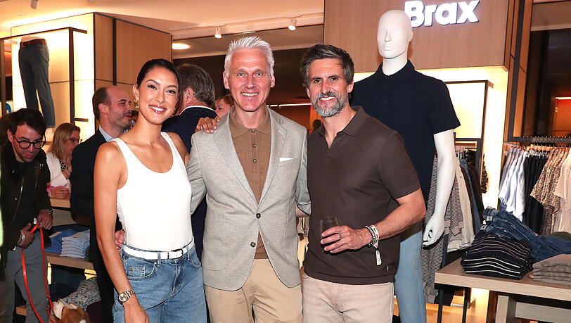 Brax-Gesch&auml;ftsf&uuml;hrer Marc Freyberg (M.) mit den beiden Ehreng&auml;sten Rebecca Mir und Tom Beck