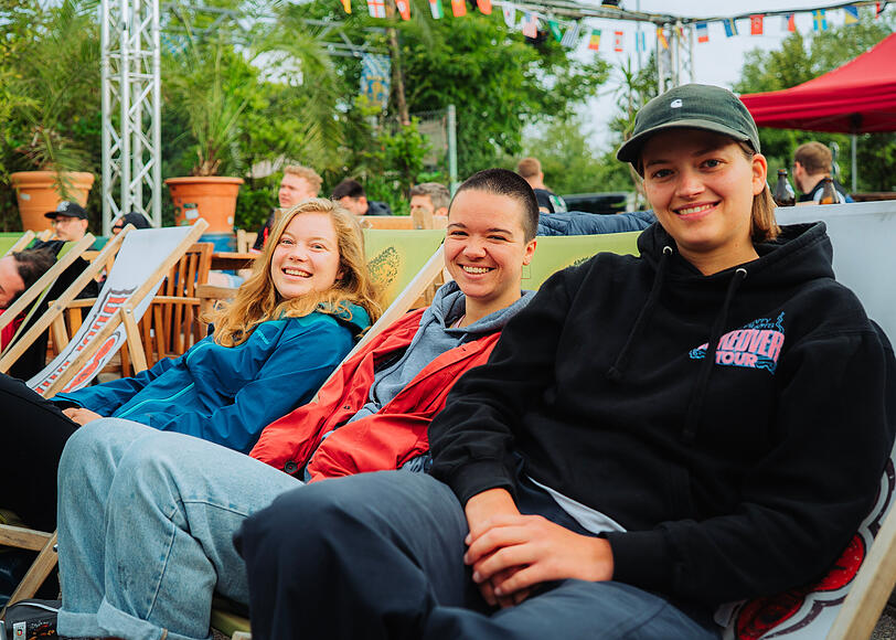 Kayla (r.) Thesi (M.) und Anna (l.) sind die einzigen Frauen, die zum Public Viewing gekommen sind.