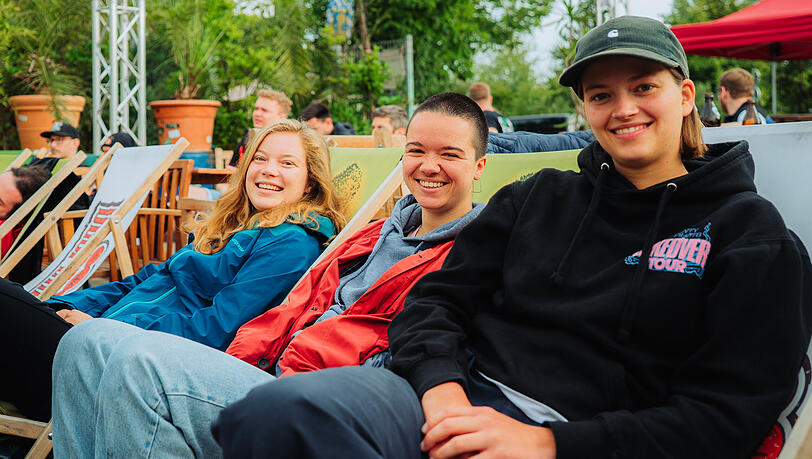 Kayla (r.) Thesi (M.) und Anna (l.) sind die einzigen Frauen, die zum Public Viewing gekommen sind. Kayla (r.) Thesi (M.) und Anna (l.) sind die einzigen Frauen, die zum Public Viewing gekommen sind.