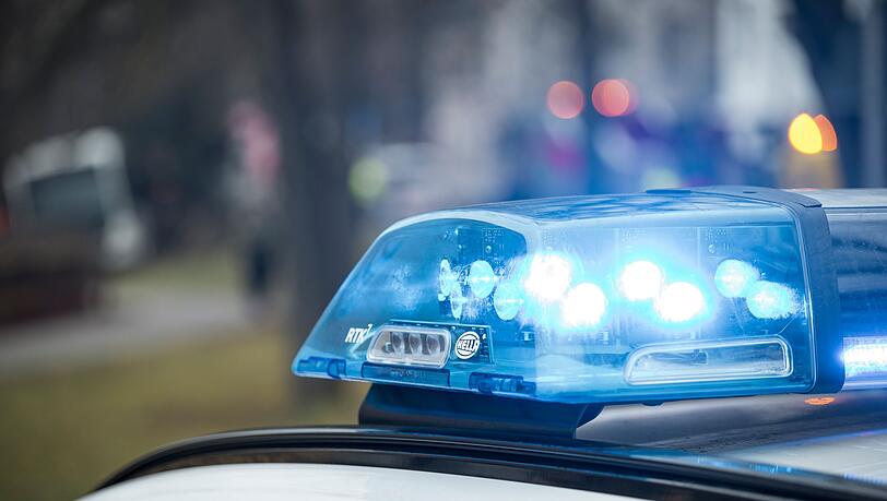 Streifenbeamten nehmen den Mann noch vor Ort fest. (Symbolbild)