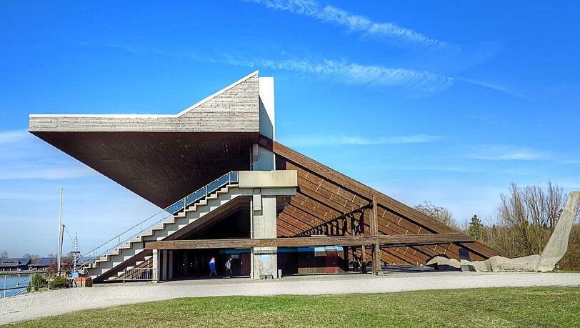 Neben der Tribüne der Olympia-Regattaanlage öffnet am Mittwoch Münchens größter Beachclub. Neben der Tribüne der Olympia-Regattaanlage öffnet am Mittwoch Münchens größter Beachclub.