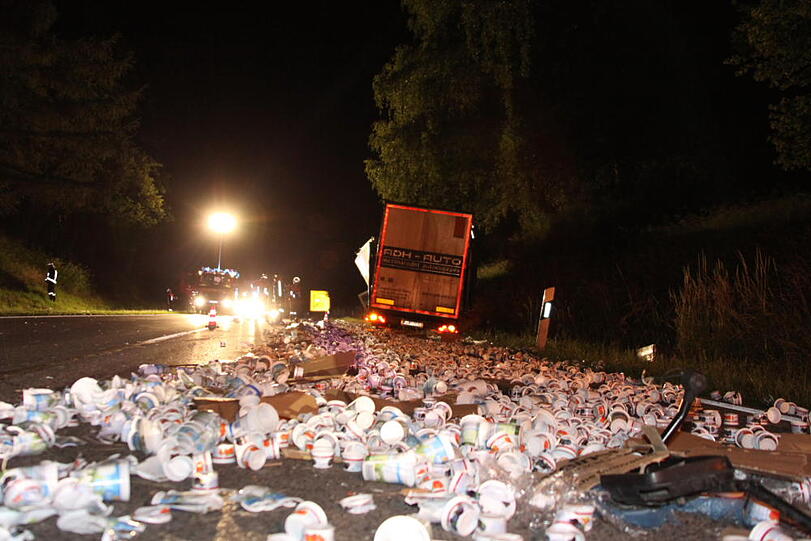 Vorsicht Joghurtbecher! Etwa vier Stunden war die B12 Richtung München gesperrt, weil ein Lkw nach einem Unfall seine Ladung verloren hat.