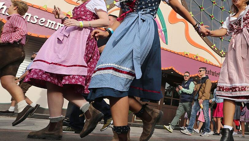 Wegen eines sexuellen Übergriffs auf eine 34-jährige Wiesnbesucherin, ist ein Mann zu einer Geldstrafe verurteilt worden (Symbolbild). Wegen eines sexuellen Übergriffs auf eine 34-jährige Wiesnbesucherin, ist ein Mann zu einer Geldstrafe verurteilt worden (Symbolbild).