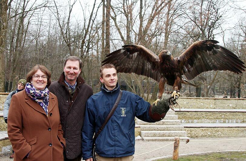 Bürgermeisterin Christine Strobl und Tierpark-Chef Andreas Knieriem mit Steinadler Adonis.