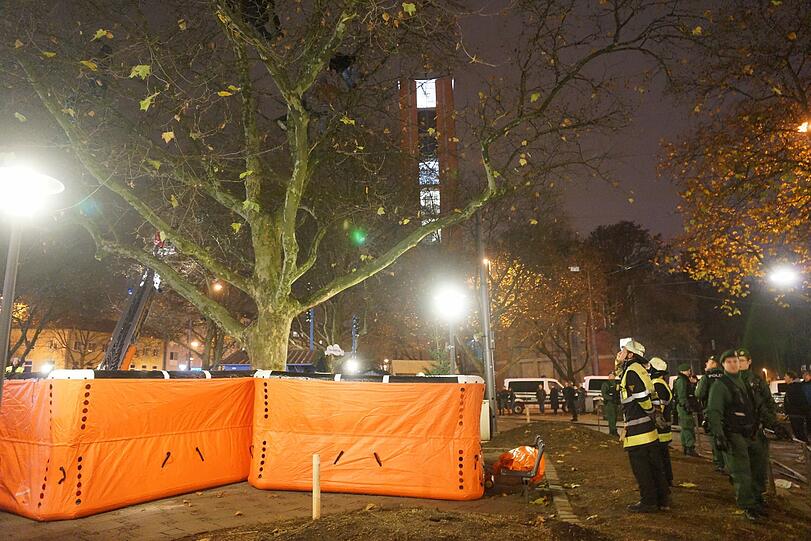 Das Lager der Flüchtlinge am Sendlinger Tor Platz wird von Einsatzkräften geräumt - die Bilder!