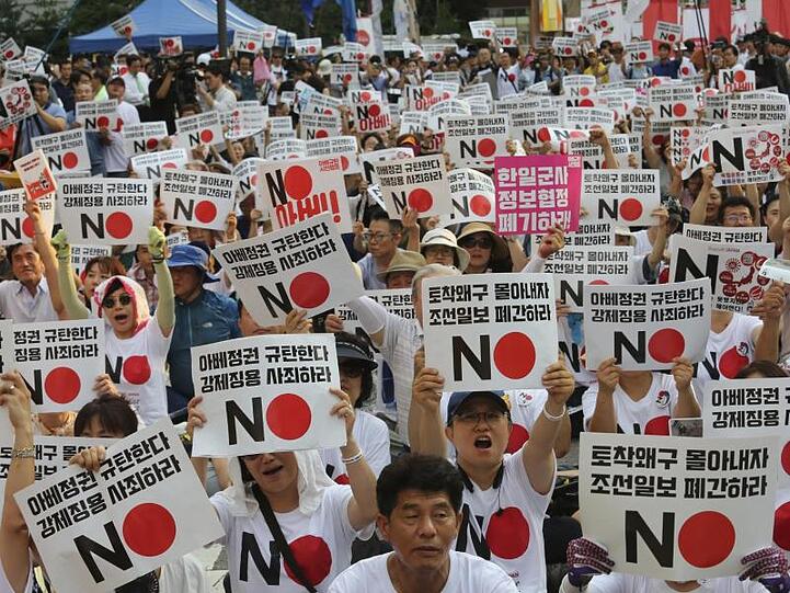 Demonstranten mit Schildern mit der Aufschrift "Wir verurteilen den japanischen Premierminister Shinzo Abe" protestieren vor der Botschaft Japans in Seoul gegen Handelsbeschränkungen.