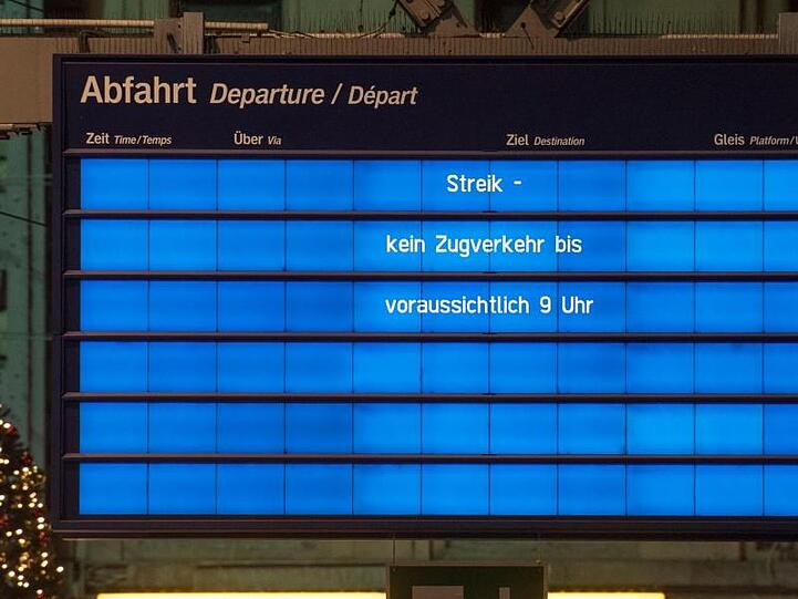 Leer ist die Fahrplantafel auf dem Hauptbahnhof in Frankfurt/Main bis auf "Streik - kein Zugverkehr bis voraussichtlich 9 Uhr".