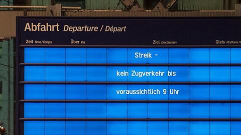 Leer ist die Fahrplantafel auf dem Hauptbahnhof in Frankfurt/Main bis auf "Streik - kein Zugverkehr bis voraussichtlich 9 Uhr".