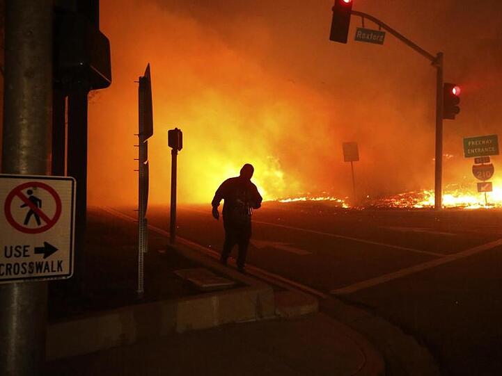 Flammern lodern nahe dem Ort Sylmar nördlich von Los Angeles.