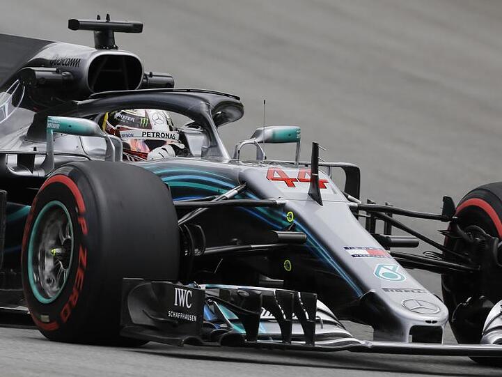 Titelverteidiger im Silberpfeil: Mercedes-Pilot Lewis Hamilton.