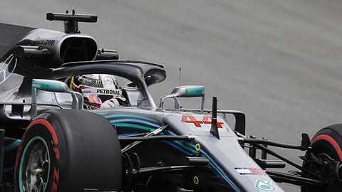 Titelverteidiger im Silberpfeil: Mercedes-Pilot Lewis Hamilton.