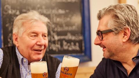 Ein Prosit auf die gemeinsame Zukunft: Von der kollegialen Freundschaft zwischen Rudi Färber und Hans Jörg Bachmeier (r.) ist heute nicht mehr viel übrig.