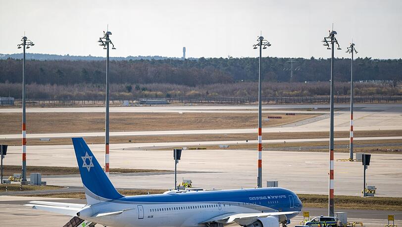 Israels Staatsflugzeug "Fl&uuml;gel Zions" steht am Flughafen BER.