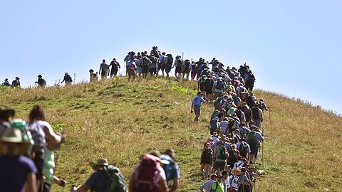 Zahlreiche Menschen nehmen an der Hauptalmbegehung teil.