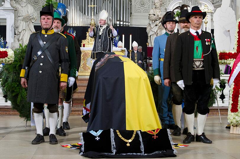 Die schwarz-helbe Kaiserfahne bedeckt den Sarg Otto von Habsburgs.
