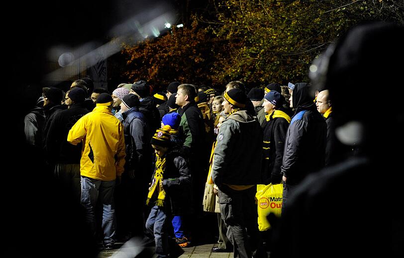 Ausschreitungen beim Pokalspiel von Hannover 96 gegen Dynamo Dresden: Mehrere Fans werden festgenommen. Die Polizei verhindert, dass Dresdner Fans auf Hannover-Fans übergreifen. Die Bilder aus Hannover