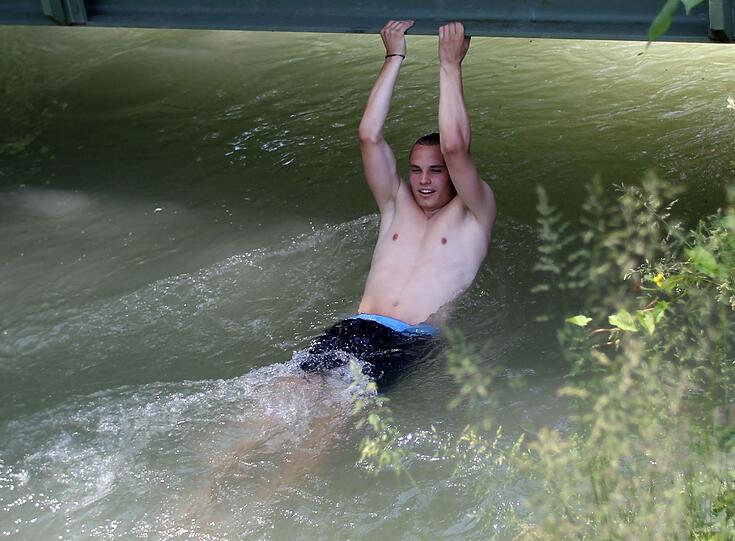 Was für eine Hitze! Die Temperaturen treiben die Löwen ins Wasser. Abkühlung gibt's beim Training mit einem Sprung in der Harlachinger Quellbach, einem Ausleger der Auer Mühlbachs. Die Sechzger beim Planschen!
