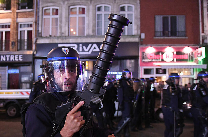Impressionen: Friedliche Feiern und gewaltsame Proteste in Lille.