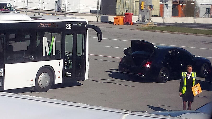 Die Passagiere warten &ndash; die Limousine des Flughafen-Chefs auch.