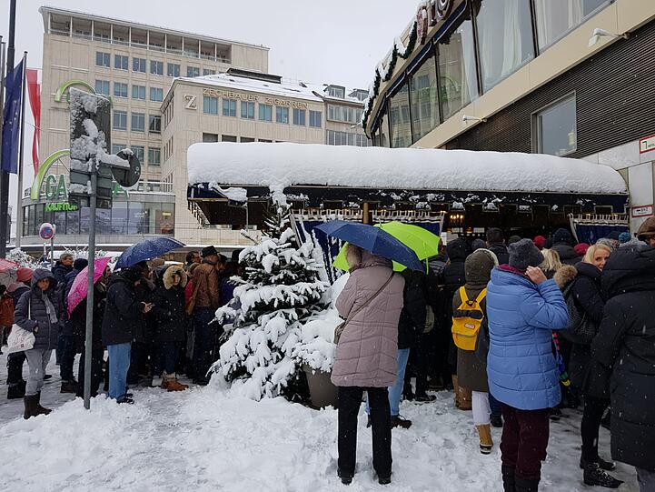 Vor dem Hotel Königshof, das abgerissen wird, hat sich am Donnerstag eine lange Schlange gebildet.