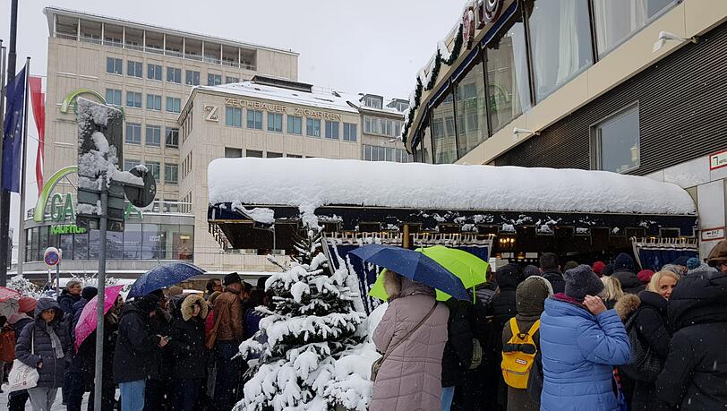 Vor dem Hotel Königshof, das abgerissen wird, hat sich am Donnerstag eine lange Schlange gebildet. Vor dem Hotel Königshof, das abgerissen wird, hat sich am Donnerstag eine lange Schlange gebildet.