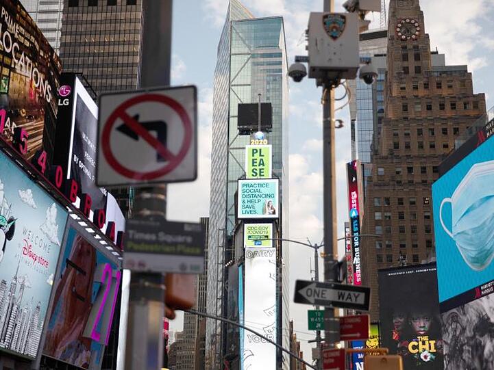 Am Times Square in New York weisen elektronische Plakatwände auf Hygiene- und Abstandsregeln hin.