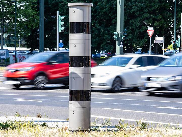 Ein Blitzer an einer Kreuzung. Bundesverkehrsminister Scheuer (CSU) will verschärfte Regelungen zu Fahrverboten bei zu schnellem Fahren zurücknehmen.