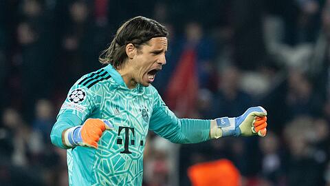 Torwart Yann Sommer von München jubelt nach dem Spiel.