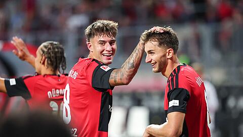 Adam Markhiev (r) gelingt gegen Bielefeld ein seltener Doppelpack.