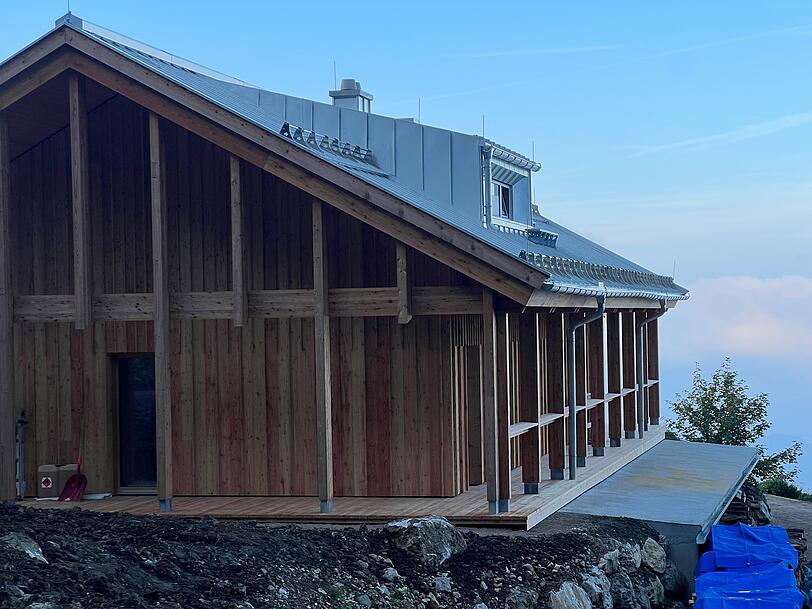 Das neue Holzhaus passt sich in die Umgebung ein.