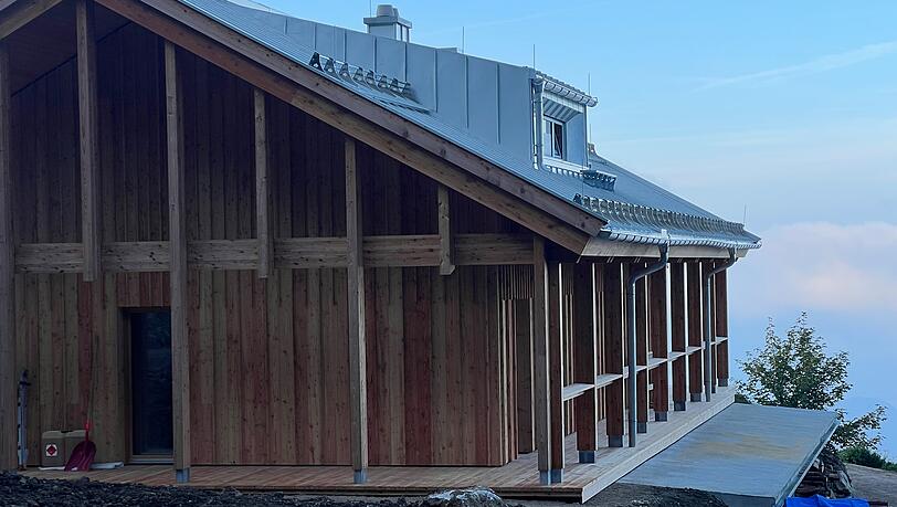 Das neue Holzhaus passt sich in die Umgebung ein.