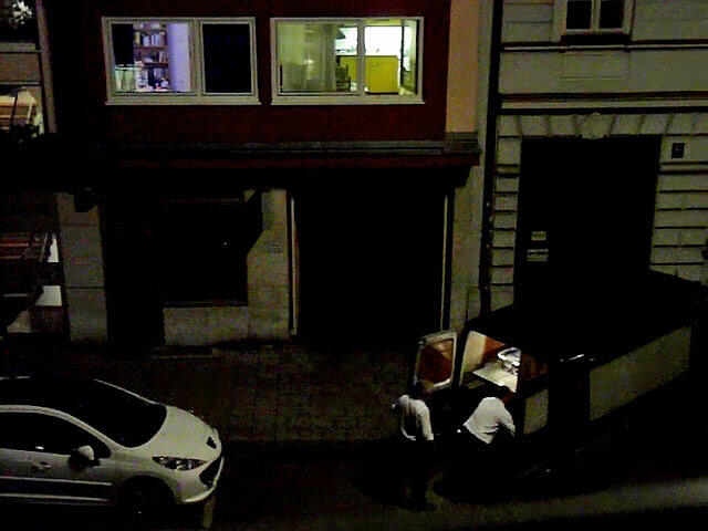 Mitarbeiter eines Bestattungsinstituts bringen die Leiche von Silvia Seidel aus ihrer Wohnung.